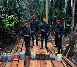 TEMBUS HUTAN RIAU PADAMKAN KARHUTLA, PRAJURIT TNI AU TEMUKAN INDIKASI ILLEGAL LOGING